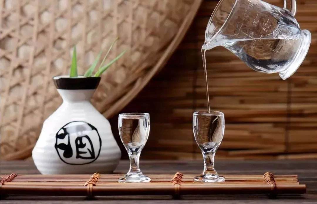 男人為什么喜歡喝白酒？喝白酒對(duì)身體有哪些危害？